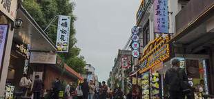 热闹繁华的商业街景象