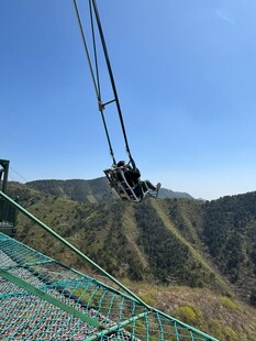 高空缆车穿梭于青山蓝天间
