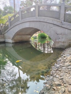 石桥映水畔景致