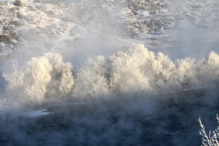 冬日水雾升腾的自然景象