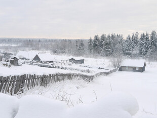 冬日雪景中的静谧村庄