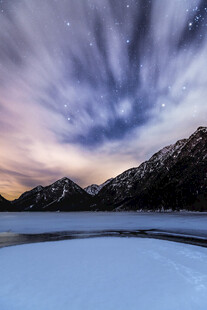 雪山湖畔梦幻星夜美景