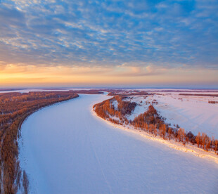 冬日河畔壮丽雪景