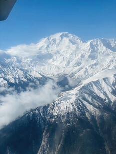 高空俯瞰壮丽雪山美景