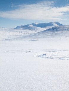 广袤雪地中的连绵山脉