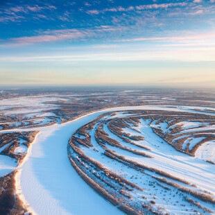 冬日雪覆田野河流美景
