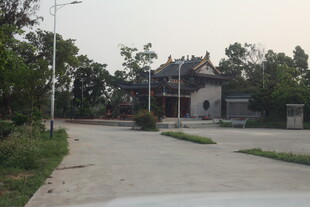 湛江乡村小路旁的静谧住宅