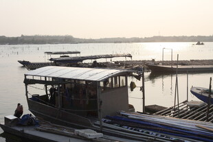 湛江河畔码头船只静泊景象