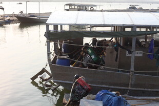 湛江码头边载人船只准备出发