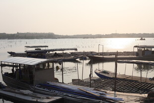 湛江湖畔码头船只静景