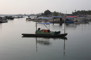 湛江宁静水面上的小船与码头