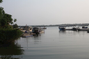 湛江宁静湖畔停泊的船只