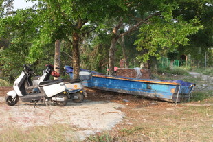 湛江河边的三轮货车与摩托车