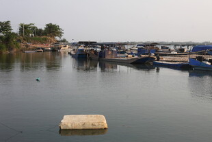 湛江宁静河畔停泊的船只