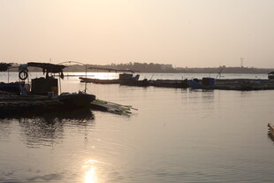 湛江夕阳下的宁静水上场景