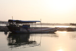 湛江夕阳下停泊的水上船只
