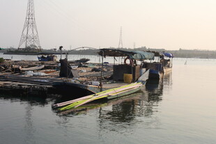 湛江码头停泊的船只与设备