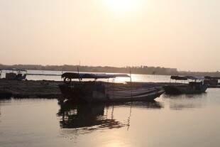 湛江夕阳下宁静的停泊船只场景