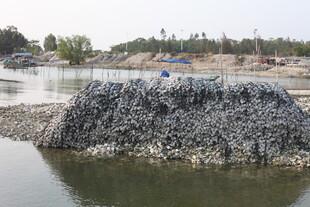 湛江水边堆积的金属废料