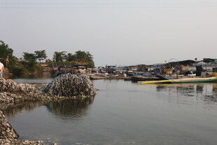 湛江湖畔景致 水中石与岸边船
