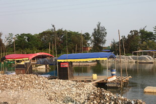 湛江海边多彩遮阳篷下的码头