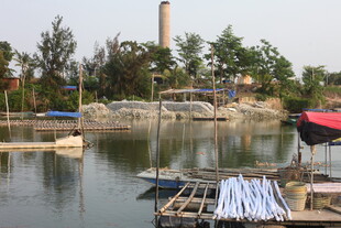 湛江湖畔休闲场景 小船与晾衣