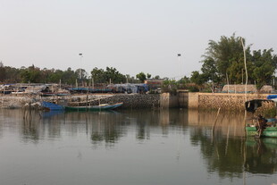 湛江宁静水边停泊的多彩船只