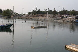 湛江宁静港湾中的船只与倒影