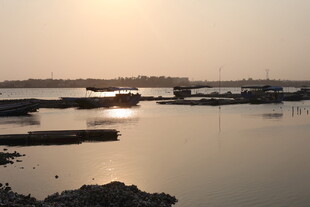 湛江夕阳下宁静的水域码头