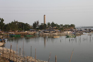 湛江宁静渔村湖畔风光