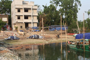 湛江河边在建楼房与船只景观