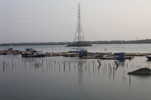 湛江海边码头船只与高耸灯塔