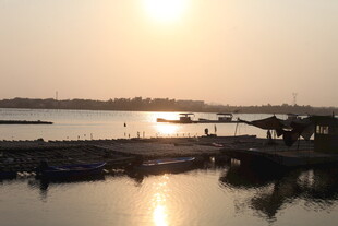 湛江夕阳下的宁静水边景致