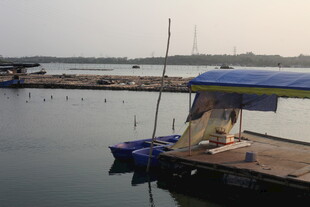 湛江宁静码头的水上停泊场景