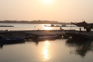 湛江夕阳下宁静的码头风光