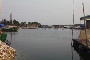 湛江宁静河畔码头风景