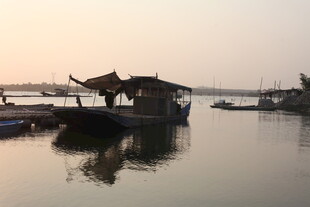 湛江湖畔古亭小船静谧景致