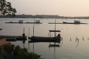 湛江湖畔小船静谧景象