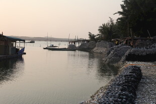 湛江黄昏河畔停泊的船只景象