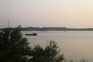 湛江黄昏湖畔船只静景