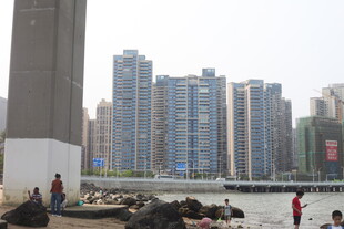 湛江江边城市风光与休闲人群