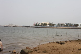 湛江海滨风光 岸边人影绰绰