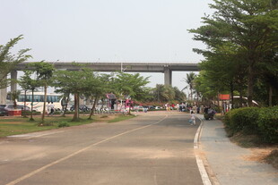 湛江城市道路旁的过街天桥景观
