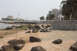 湛江海边沙滩上的散落大石