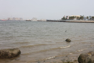 湛江海边景致 近水礁石与远景