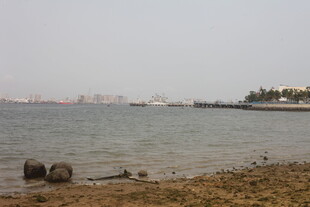 湛江海边沙滩上的陈旧轮胎