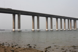 湛江海上长桥横跨水面