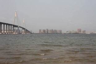 湛江海上大桥与城市远景