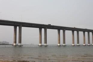 湛江海上长桥横跨水面