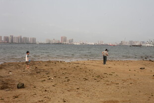 湛江海边沙滩上的漫步身影